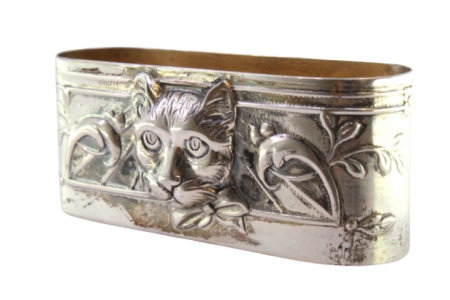 Argola de guardanapo em prata com relevos e focinho de gato.